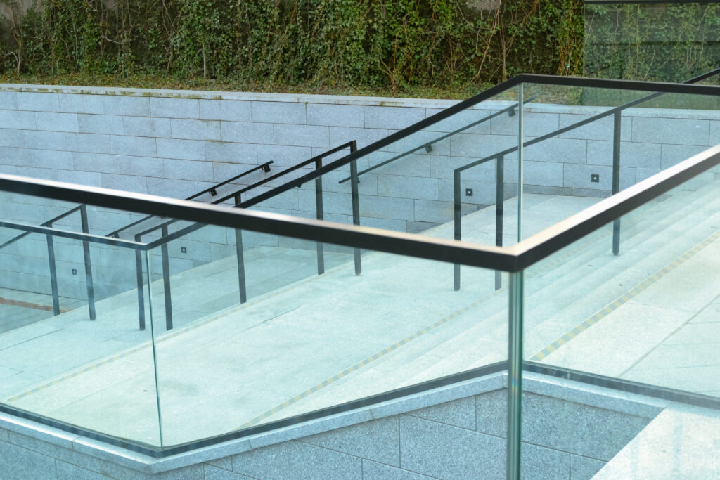 aesthetic differences between framed and frameless glass railings