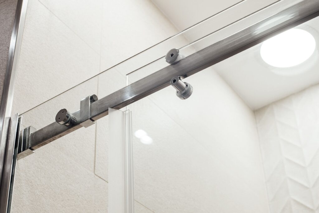 guide for glass railing measurement shown with glass railing image front of the light
