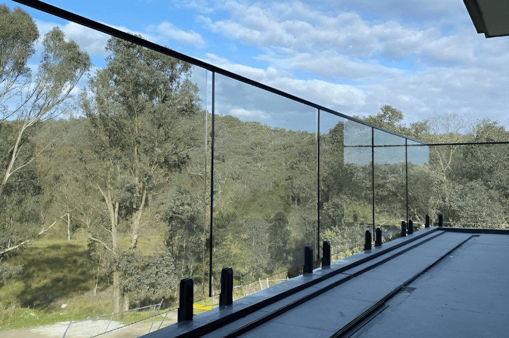 Rooftop Glass Railing: Wind-Resistant Elevated Systems