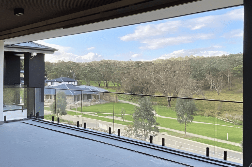 Rooftop Glass Railing: Wind-Resistant Elevated Systems