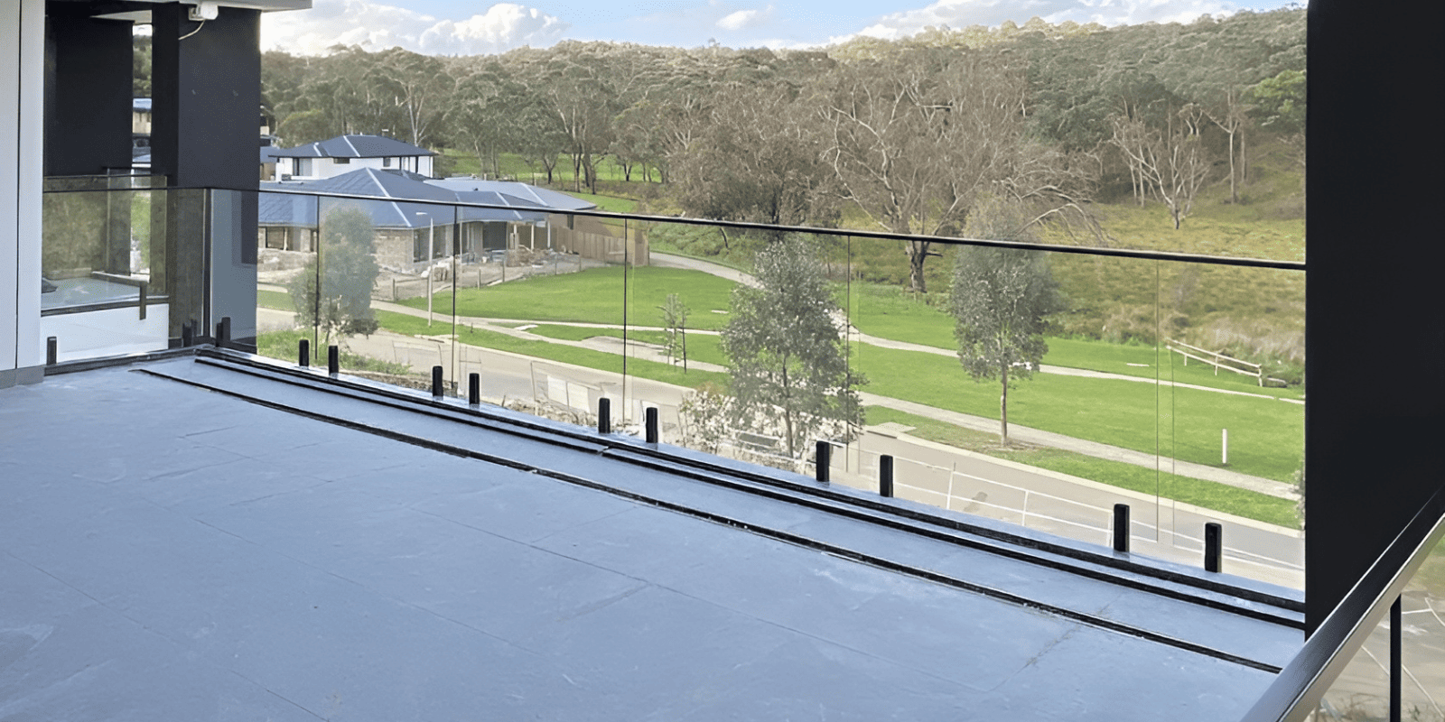 Rooftop Glass Railing: Wind-Resistant Elevated Systems